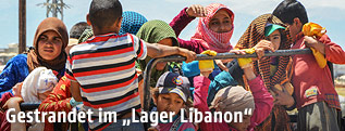 Flüchtlinge auf der Ladefläche eines Kleinlasters