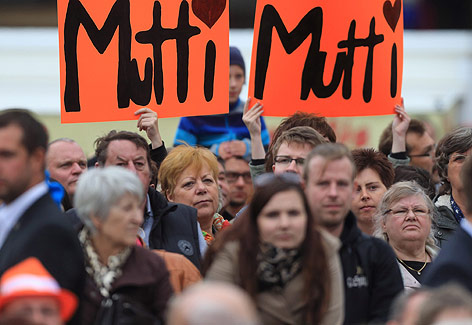 © APA/EPA/Jens Wolf Plakate mit Aufschrift "Mutti"