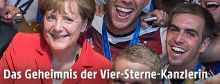 Angela Merkel in der Kabine der deutschen Nationalmannschaft