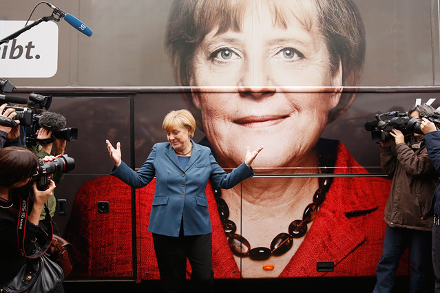 © Reuters/Fabrizio Bensch Angela Merkel posiert für Kamerateams, 2013