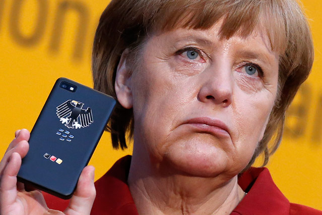 © Reuters/Fabrizio Bensch Angela Merkel hält ihr Handy in die Kamera, 2013