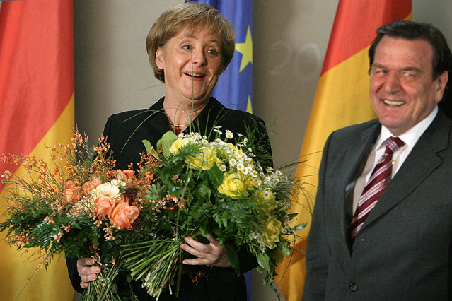 © Reuters/Kai Pfaffenbach Angela Merkel und Gerhard Schroeder, 2005