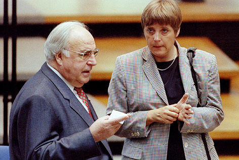 © Reuters/Michael Urban Angela Merkel und Helmut Kohl, 1995