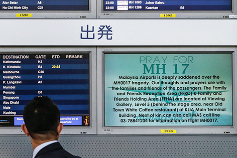 © APA/EPA/Ahmad Yusni Beileidsschreiben der Malaysian Airlines auf einem Monitor im Flughafen