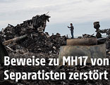 Mann steht bei den Tr&uuml;mmern der abgest&uuml;rzten Boeing
