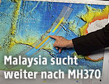 Mann zeigt auf Seekarte