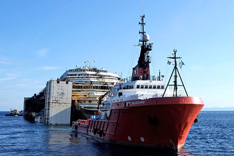 © APA/EPA/Riccardo Dalle Luche Costa Concordia wird vom Boot "Blizzard" abgeschleppt