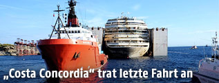 Costa Concordia wird von Boot abgeschleppt