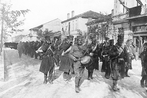 © picturedesk.com/Scherl/SZ-Photo Serbische Soldaten marschieren nach der Kriegserklärung an die Grenze (Archivaufnahme von 1914)