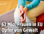 Nahaufnahme von Händen einer Frau in einem Frauenhaus
