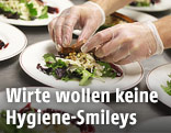 Koch bereitet mehrere Salate vor