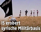 IS-Fahne neben Kämpfern