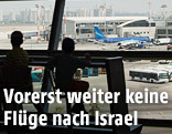 fluggäste betrachten das Flugfeld mit stehenden Flugzeugen auf dem Ben Gurion Flughafen in Tel Aviv