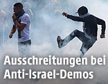 Demonstranten in einer Tränengaswolke