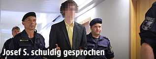 Angeklagter Josef S. mit Polizisten
