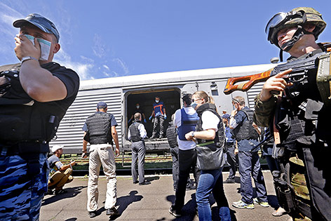 © APA/EPA/Robert Ghement OSZE-Mitarbeiter untersuchen Zug