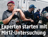 Pro-Russische K&auml;mpfer vor einem Zug