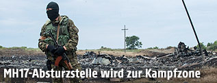 Vermummter russischer Separatist an der Absturzstelle von Flug MH17
