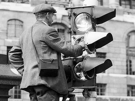 Mann reinigt Ampel im Jahr 1939