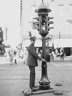 Ein Verkehrspolizist an einer Ampel, 1924