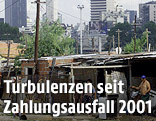 Armenviertel mit der Skyline von Buenos Aires im Hintergrund
