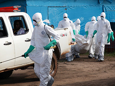 Wegtransport einer Ebola-Toten