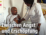 Eine Ärztin untersucht eine Patientin