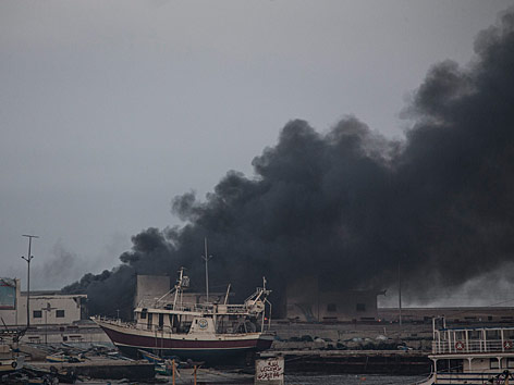 © APA/EPA/Oliver Weiken Rauchwolken am Hafen von Gaza City