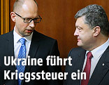 Der ukrainische Regierungschef Arseni Jasenjuk unterhält sich mit dem ukrainischen Präsidenten Petro Poroschenko