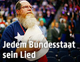 Mann singt die US-Nationalhymne