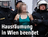 Hausbesetzerin wird abgef&uuml;hrt