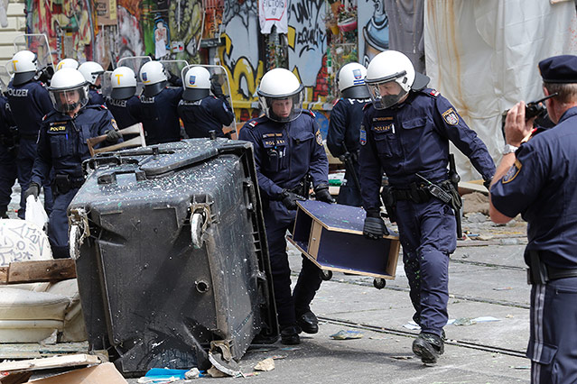 Polizisten bei der Räumung eines Wohnhauses in Wien