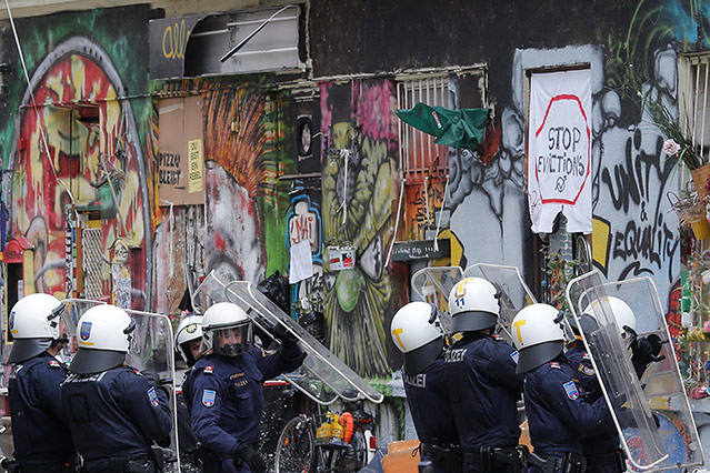 Polizisten bei der Räumung eines Wohnhauses in Wien