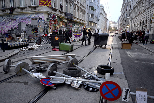 Polizisten bei der Räumung eines Wohnhauses in Wien