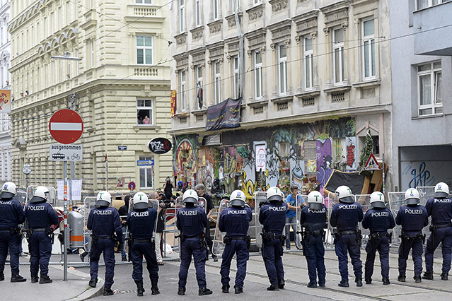 Polizisten bei der Räumung eines Wohnhauses in Wien