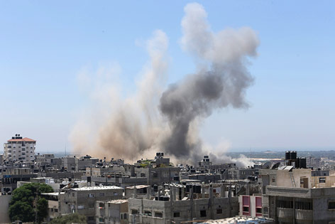 © Reuters/Ibraheem Abu Mustafa Rausäule über dem Gazastreifen