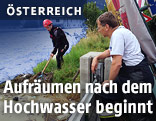 Zwei Männer bei den Aufräumarbeiten in Mittersil