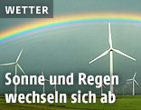 Regenbogen über Windrädern