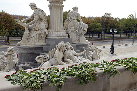 © APA/Hans Punz Blumen vor dem Parlament