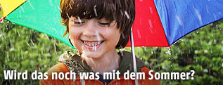 Bub mit Regenschirm