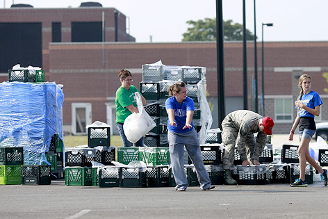© AP/Haraz N. Ghanbari Verteilung von Trinkwasser vor einer High School in Toledo