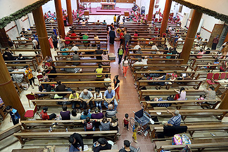 Flüchtlinge in einer Kirche