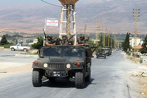 Militärwagen mit bewaffneten Soldaten in der Stadt Arsal