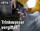 Trinkwasser wird in Flasche abgef&uuml;llt