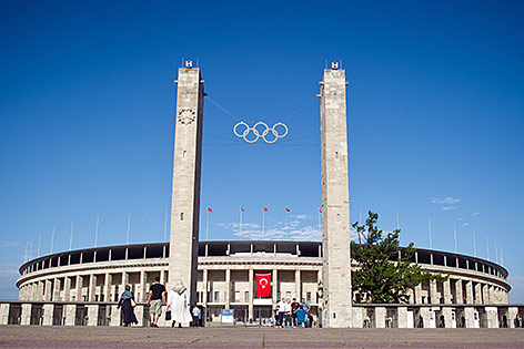 Türkische Wähler beim Olympiastadion in Berlin