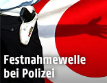 Türkischer Polizist vor türkischer Fahne