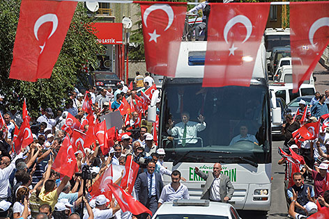 Ekmeleddin Ihsanoglu fährt in einem Wahlkampfbus
