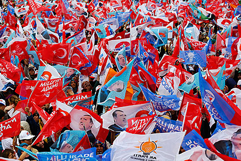 Erdogan-Anhänger mit türkischen Fahnen