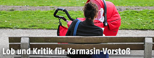 Mutter mit Kind im Kinderwagen
