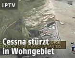 Beschädigtes Hausdach nach Flugzeugabsturz